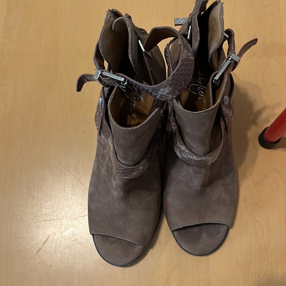 Beautiful open toe Booties - Picture 2 of 5